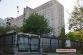 Задний двор Николаевского облсовета оградили забором — от его установки все «открещиваются» 