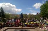 «Бессмертный полк» ВОВ возложил цветы к Мемориалу ольшанцев: не обошлось без стычек