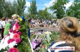 Мемориал у Вечного огня в Николаеве и памятник Ольшанцам завалены цветами