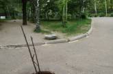 В Николаеве в открытый люк на территории школы провалилась коляска с ребенком