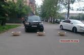 "Я паркуюсь как ...": в центре Николаева водитель оставил "Тойоту" посреди тротуара