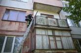 На Николаевщине 2-летний мальчик сам закрылся в квартире: спасатели попали в дом через балкон