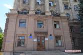 На здании Николаевского горисполкома повесили веревочную лестницу — мэр вновь пытается сбежать через окно?