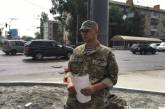 Бывший морской спецназовец из Очакова приковал себя к столбу возле Минобороны в Киеве