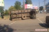 В Николаеве перевернувшийся прицеп «КамАЗа» до сих пор лежит на дороге