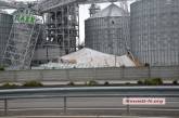 Тысячи тонн зерна на Константиновском элеваторе пытаются спасти при помощи пленки