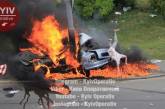 В Киеве водитель чудом выбрался из пылающего автомобиля. Видео