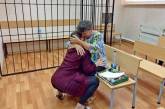 На Николаевщине суд отпустил на свободу барышню, попытавшуюся зарезать любовницу сожителя