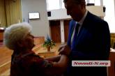 Николаевская пенсионерка ворвалась в ОГА и обвинила дочь вице-губернатора в желании ее убить