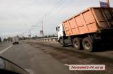 В Николаеве проводится ремонт дорожного покрытия Ингульского моста