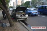 В Николаеве «Ланос», уходя от столкновения с такси, врезался в дерево