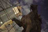 В Киеве художники восстановили изувеченный вандалами памятник Щорсу