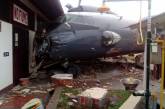 В аэропорту Перу военный самолет врезался в базу полиции