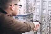 В центре Харькова молодой человек открыл стрельбу по прохожим