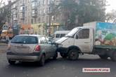 В центре Николаева лоб в лоб столкнулись «КИА» и грузовик-«хлебовозка»