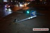 В центре Николаева «БМВ» снес светофор 