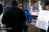 "Уберите флаг Украины, вы нас позорите": в Петербурге пытались сорвать акцию в поддержку крымских татар