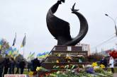 «Годовщина Майдана»: в Николаеве возложили цветы к памятнику Небесной сотне