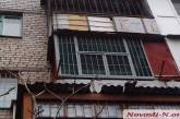 В Николаеве из-за непогоды в жилом доме выбиты окна и разрушается балкон