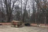 Во Львове разрушили памятник Великановичу и написали на постаменте - "Комуняку геть"