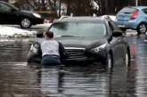 В Киеве автомобили плывут по затопленной дождями улице