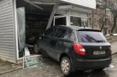 В Киеве пьяный водитель "Шкоды" влетел в киоск и сбил 3-летнего ребенка. ВИДЕО