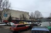 В Николаеве около кинотеатра «Космос» работает незаконная автостоянка 