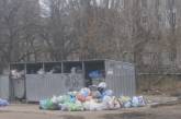 После бала: в Корабельном районе Николаева дворы завалены мусором