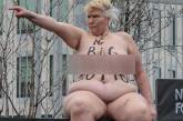 В Киеве голая активистка Femen изобразила Трампа под посольством США. ФОТО