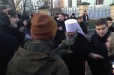 Радикалы заблокировали въезд в Киево-Печерскую Лавру