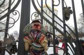 Украинские националисты устроили "кровавый" протест возле собора УПЦ МП в Тернополе
