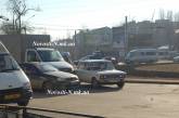 Две легковушки «зажали» грузовик на Пушкинском кольце (ФОТО)