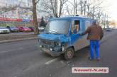 В центре Николаева микроавтобус «догнал» фургон
