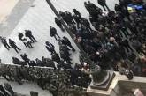 В Киеве военные блокировали здание Кабмина