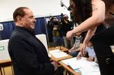 В Италии участница Femen разделась на избирательном участке во время голосования Берлускони