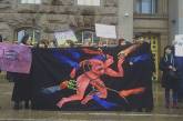 В интернете появились кадры нападений радикалов на женщин в Киеве