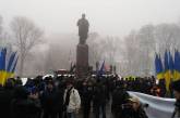 В Киеве протестующие прорвали оцепление у памятника Шевченко, куда должен приехать Порошенко