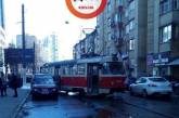 В центре Киева трамвай сошел с рельсов и врезался в припаркованный Lexus. ВИДЕО