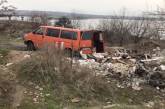 В Николаеве среди бела дня из микроавтобуса выбрасывают мусор на берег реки. ФОТО