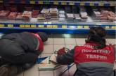В супермаркете команда спасателей ловила кота, который таскал сосиски