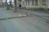 В центре Николаева на проезжую часть рухнул бетонный столб (ОБНОВЛЕНО, ДОБАВЛЕНО ФОТО)