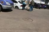 В Киеве машина провалилась под асфальт на парковке