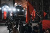 Ночью в Киеве развернули красные флаги и транспаранты "Слава Октябрю"