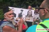 В Николаеве полицейские потребовали у мужчины убрать портреты с нарисованными георгиевскими лентами