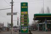 Цену на бензин официально подняли еще на 10 копеек. В Николаеве по-прежнему на   официальные  рекомендации не обращают внимания