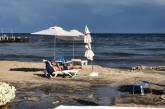 В Одессе потоки дождевой воды затопили ночной клуб и размыли пляж в Аркадии. Видео