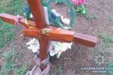 Пьяный подросток сломал 54 креста на кладбище в Одесской области