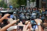 В Киеве задержали одного протестующего под Радой за попытку ударить депутата