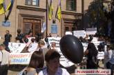 Под Николаевским горсоветом людно - пикетируют коммунальщики и зоозащитники