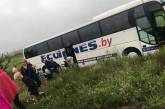 Под Киевом автобус с детьми слетел с дороги из-за уснувшего водителя